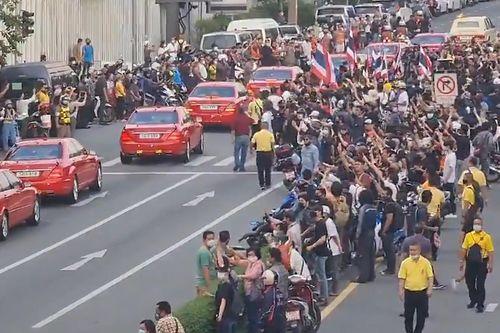 Đoàn xe hoàng hậu Thái Lan đi ngang qua đoàn biểu tình