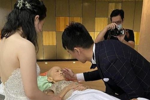 Mẹ hấp hối mong được nhìn con trai kết hôn
