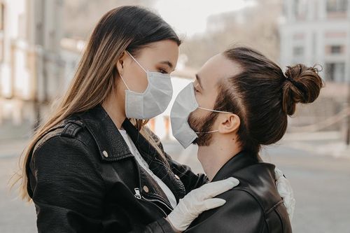Rủi ro lây nhiễm bệnh khi hẹn hò người lạ