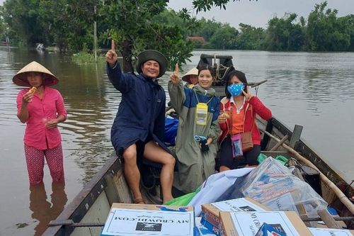 Thầy cô ở Quảng Trị tiếp tế đồ ăn cho bà con vùng lũ