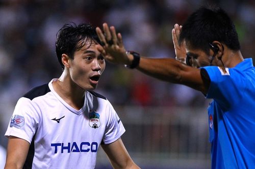 Văn Toàn đòi penalty cho HAGL sau pha ngã của đồng đội