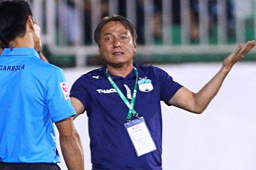 HLV đội HAGL: 'Tôi chấp nhận quyết định của trọng tài'