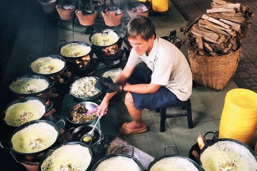 Ngôi chùa có bánh xèo miễn phí ở An Giang