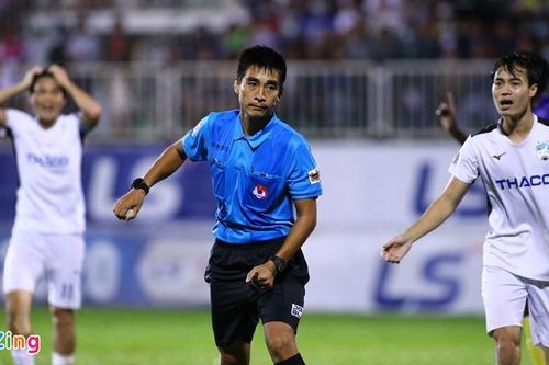 HLV đội Hà Nội: 'Cầu thủ HAGL ăn vạ nên bị thẻ vàng'