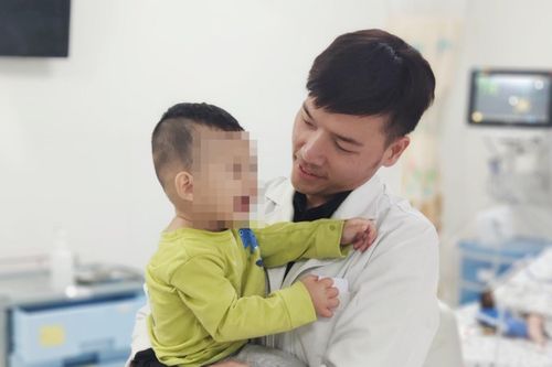 Bé trai 2 tuổi uống nhầm dầu xoa bóp