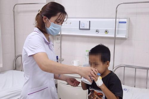 Con nguy kịch vì cha mẹ cho uống thuốc nam trị bệnh thận