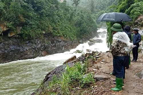 200 người tìm kiếm 2 nạn nhân bị nước cuốn