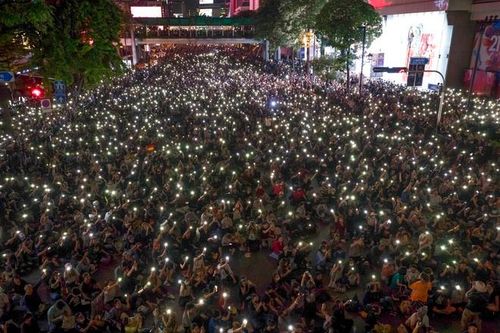 Hàng chục nghìn người biểu tình ở Bangkok bất chấp lệnh cấm