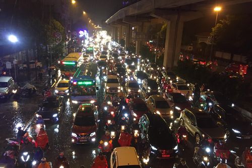 Hà Nội: Mưa lớn khiến nhiều tuyến đường ùn tắc, người dân 'chật vật' về nhà