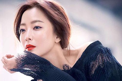 Kim Hee Sun - 'Quốc bảo nhan sắc' Hàn Quốc ở tuổi 43