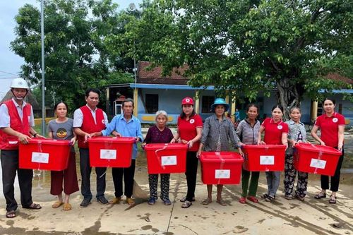Gần 2 tỷ đồng cứu trợ đã tới với đồng bào miền Trung bị ảnh hưởng bởi mưa lũ