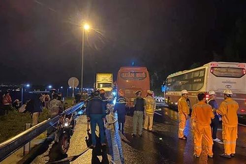 Ô tô khách nát đầu do va xe đầu kéo, 2 người chết, 20 người bị thương