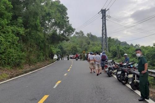 Anh trai khóc nức nở khi thấy em trai treo cổ trên cây
