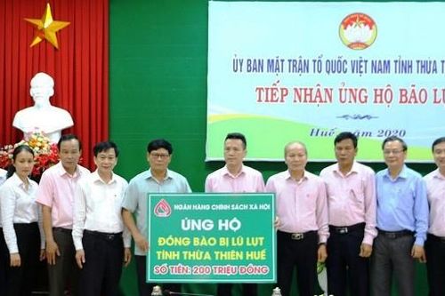 Ngân hàng Chính sách xã hội Việt Nam hỗ trợ người dân Thừa Thiên Huế khắc phục hậu quả do lũ lụt gây ra