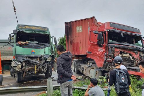 Xe tải và container nát bét sau va chạm, hai tài xế may mắn thoát nạn