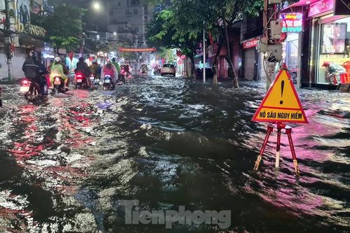 Nhiều tuyến phố ở Hải Phòng 'hóa thành sông'