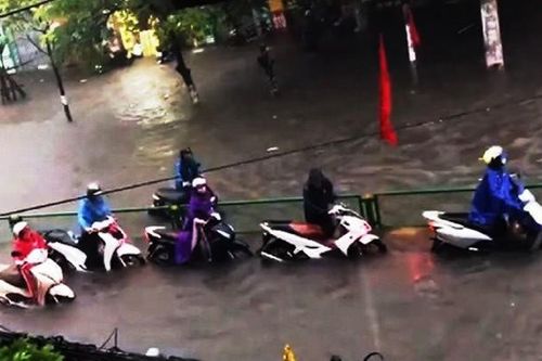 Mưa lớn kéo dài, các tuyến phố Thái Bình thất thủ, biến thành sông