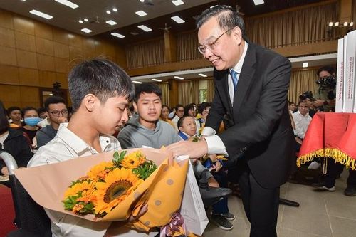 Lễ khai giảng đặc biệt của chàng trai được bạn 10 năm cõng đến trường