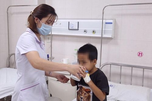 Dùng thuốc nam chữa hội chứng thận hư, bé trai 7 tuổi nguy kịch