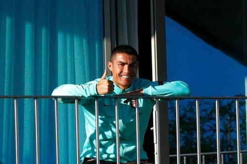 Ronaldo đi chuyên cơ y tế về Italia cách ly