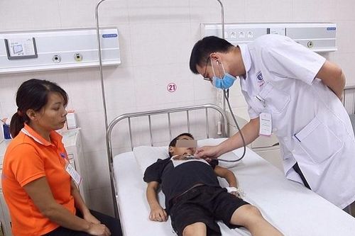 Bé trai 7 tuổi nguy kịch sau khi dùng thuốc nam chữa thận hư
