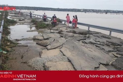 Quốc lộ 49B ở Thừa Thiên Huế nát tươm sau lũ