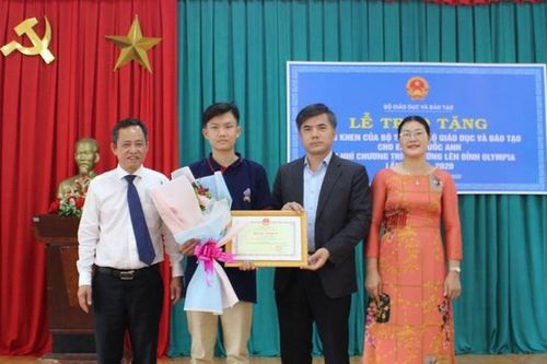 Bộ trưởng GD&ĐT trao bằng khen cho Á quân 'Đường lên đỉnh Olympia' lần thứ 20