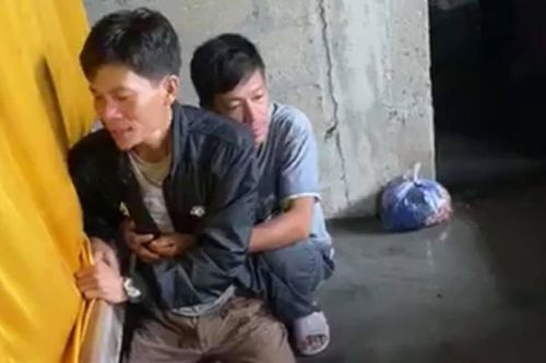 Khoảnh khắc ám ảnh người chồng sản phụ bị dòng nước lũ cuốn trôi: 'Lúc thuyền bị lật, vợ có đưa tay vẫy vẫy...'