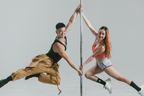 Hậu bùng nổ tại King of Rap, Trọng Hiếu khoe tài... múa cột điệu nghệ trong MV mới