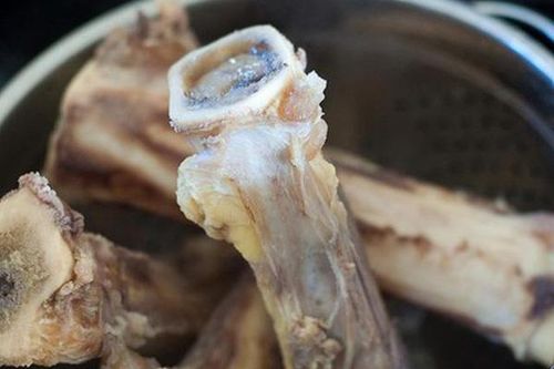 Hầm xương, 3 thao tác nhiều người hay làm sai khiến nước dùng đục, lại kém thơm