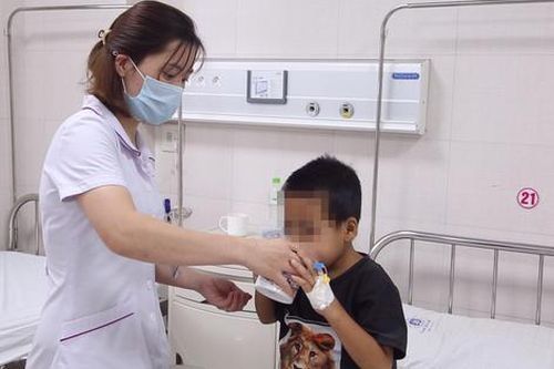 Trẻ tràn dịch màng tim, phổi do tự điều trị bằng thuốc Nam