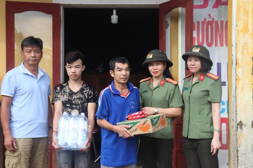 Hội Phụ nữ Công an tỉnh và Diễn đàn Caravan Việt Nam trao 1.000 suất quà cho các hộ dân bị thiệt hại do mưa lũ