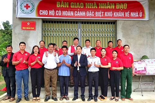Trao tiền hỗ trợ xây nhà cho gia đình bị ảnh hưởng bởi thiên tai