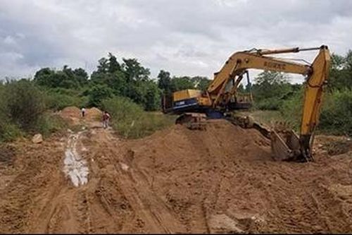 Bãi cát lậu ngay sau lưng… trụ sở UBND xã