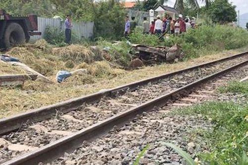 Tàu lửa tông, lái xe công nông chở lúa tử nạn