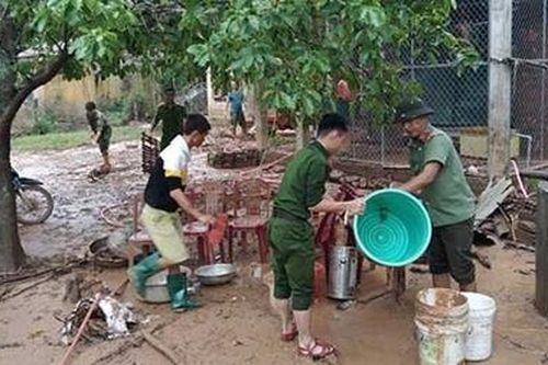 Công an Quảng Trị xuống xã giúp dân khắc phục hậu quả mưa lụt