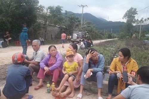 Người thân nghẹn ngào ngóng chờ con em mất tích ở Rào Trăng