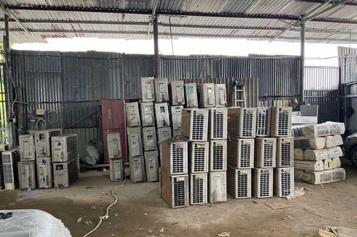 Cảnh sát kinh tế Công an TPHCM bắt 3 xe tải chở lượng lớn hàng lậu
