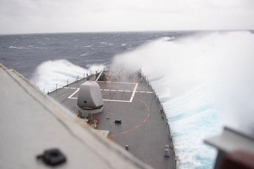 Tàu khu trục USS Barry của Hải quân Mỹ đi qua eo biển Đài Loan