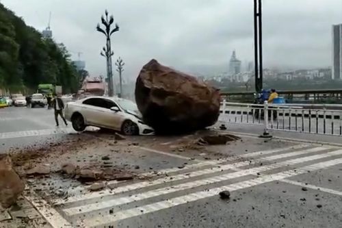 Clip: Tài xế Trung Quốc may mắn sống sót khi đá núi rơi đè bẹp mui ô tô
