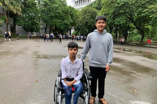 Đôi bạn '10 năm cõng nhau' rạng rỡ tại lễ khai giảng Đại học Bách khoa Hà Nội