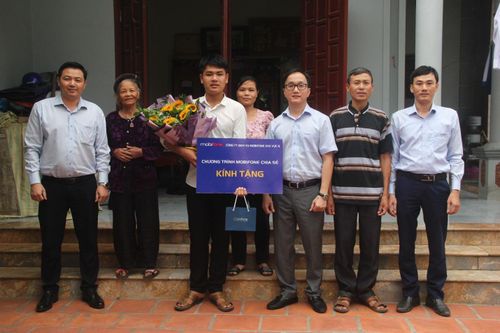 Tiếp sức ước mơ đến giảng đường cho đôi bạn 10 năm cõng nhau đi học