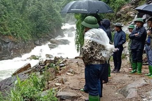 Yên Bái: Tìm kiếm 2 người bị lũ cuốn trôi đi qua suối