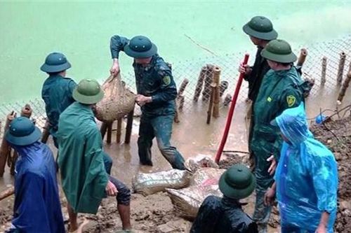 Nước thượng nguồn đổ về, kè đê sông Bưởi sạt lở