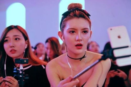 Ôm mộng làm giàu, giới trẻ Trung Quốc đổ xô đến 'làng livestream'