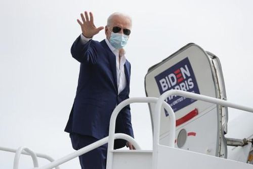 Phát hiện người mắc Covid-19 đi cùng máy bay với ông Biden