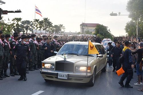 3 sĩ quan Thái bị đình chỉ sau vụ xe hoàng gia đối mặt đoàn biểu tình