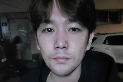 Kangin xuất hiện với gương mặt hốc hác