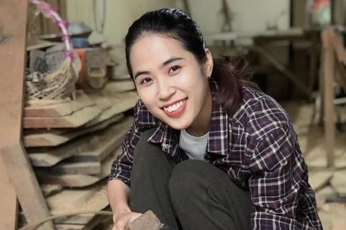 Cô gái bỏ công việc văn phòng về quê làm thợ mộc