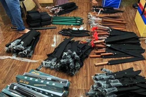 Phát hiện kho đao kiếm, súng bắn điện ở TP.HCM